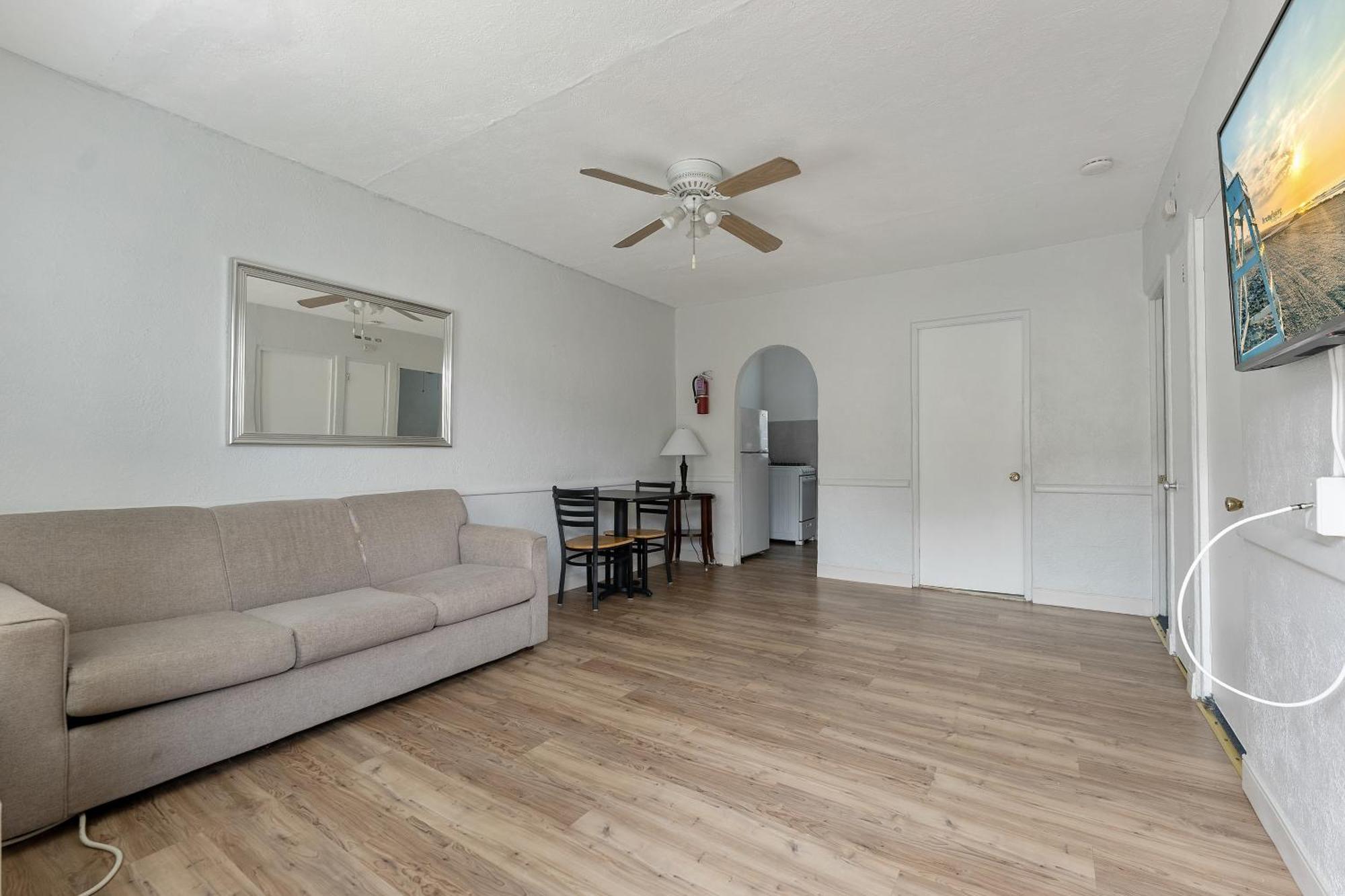 Oceanic Hotel & Barefoot Tiki Bar Wildwood Room photo