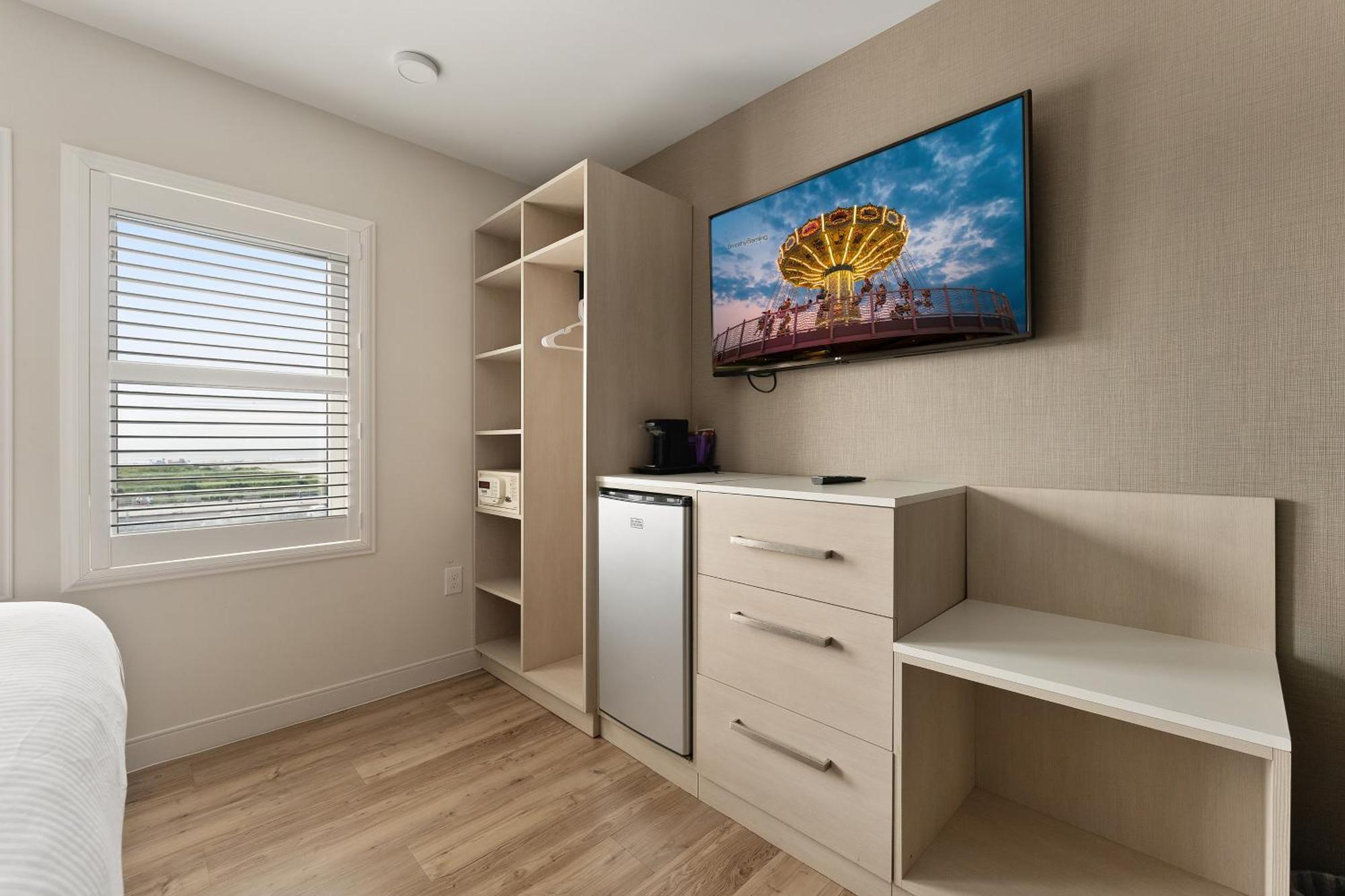 Oceanic Hotel & Barefoot Tiki Bar Wildwood Room photo