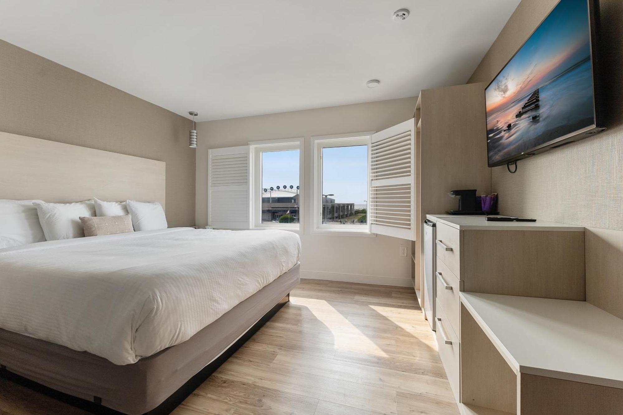 Oceanic Hotel & Barefoot Tiki Bar Wildwood Room photo