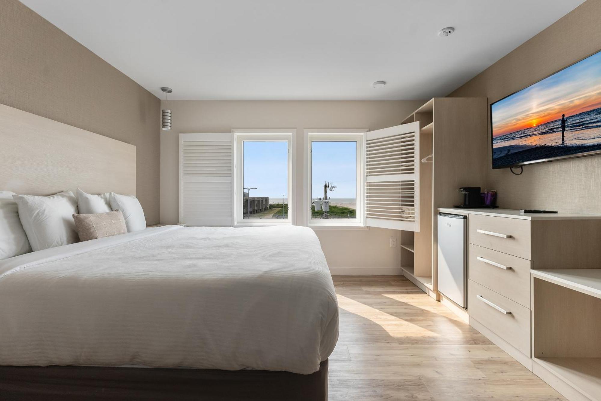 Oceanic Hotel & Barefoot Tiki Bar Wildwood Room photo