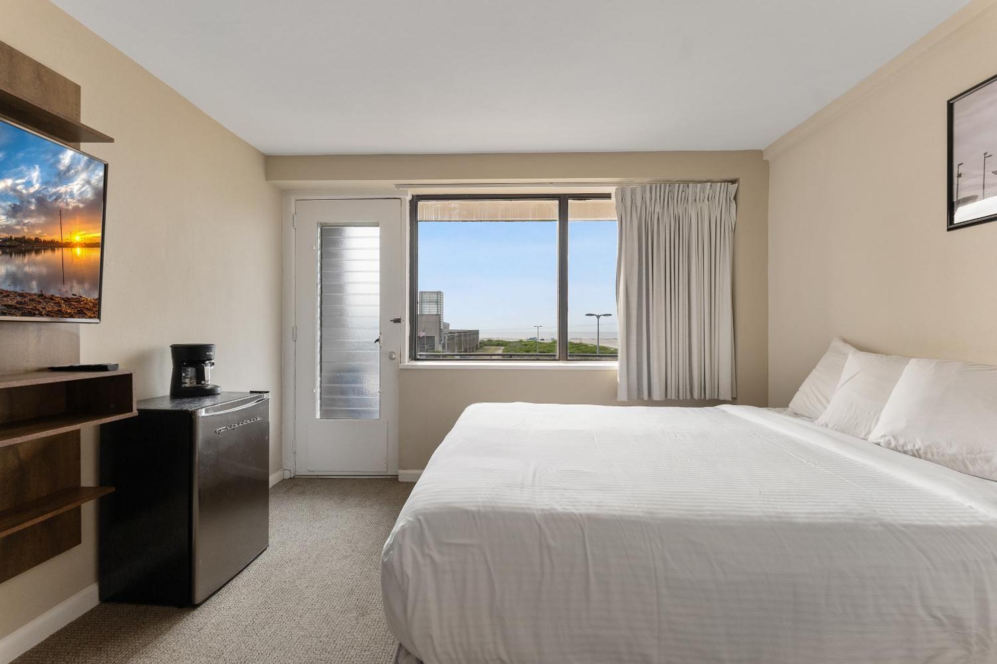 Oceanic Hotel & Barefoot Tiki Bar Wildwood Room photo