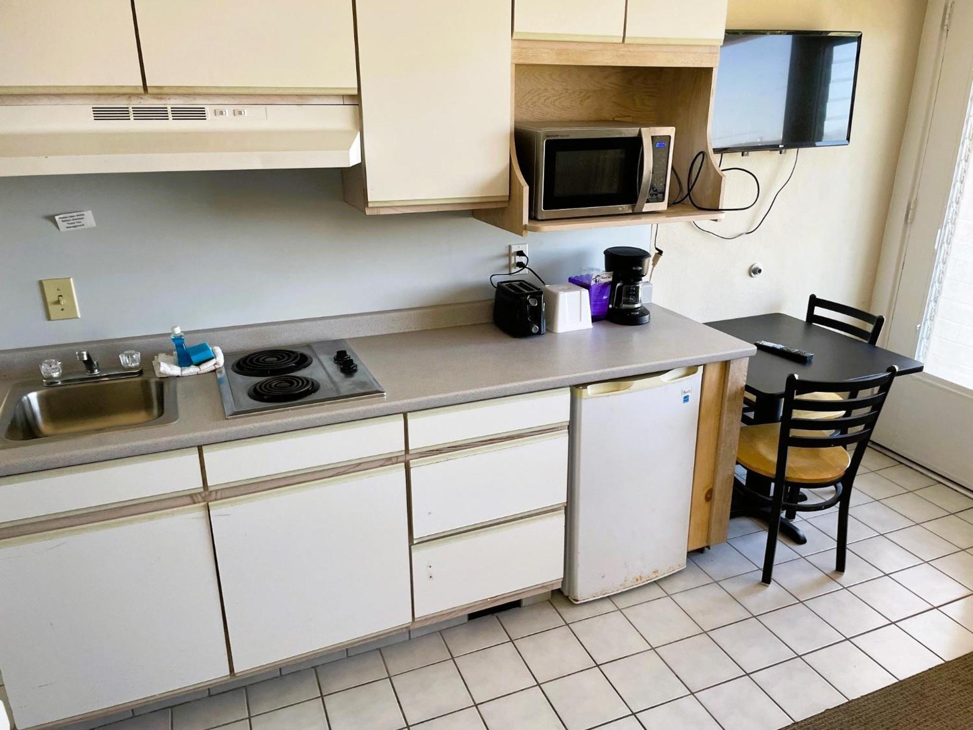 Oceanic Hotel & Barefoot Tiki Bar Wildwood Room photo