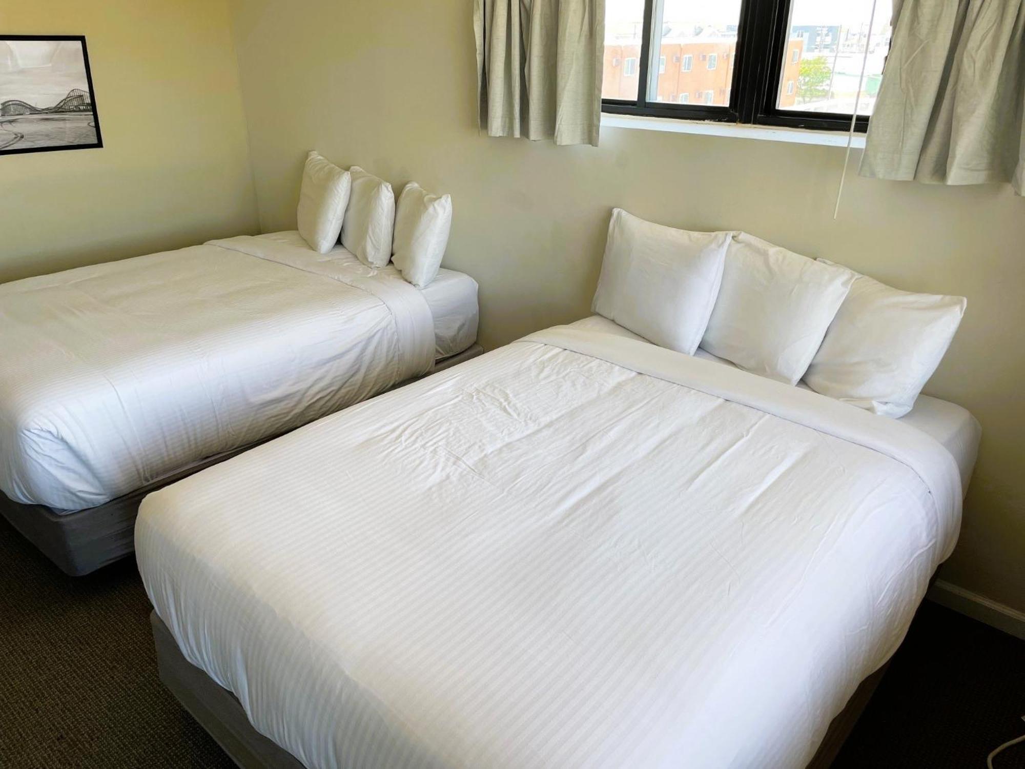 Oceanic Hotel & Barefoot Tiki Bar Wildwood Room photo