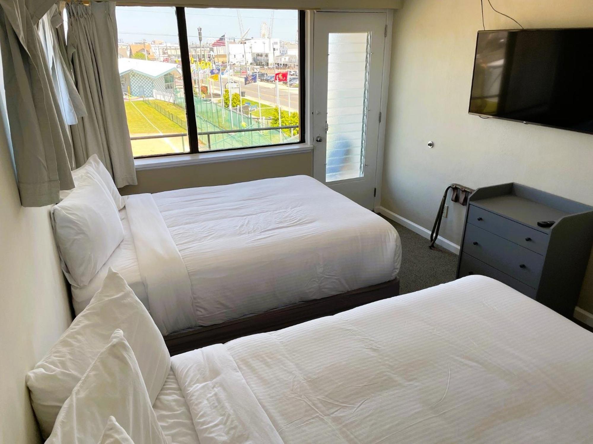 Oceanic Hotel & Barefoot Tiki Bar Wildwood Room photo